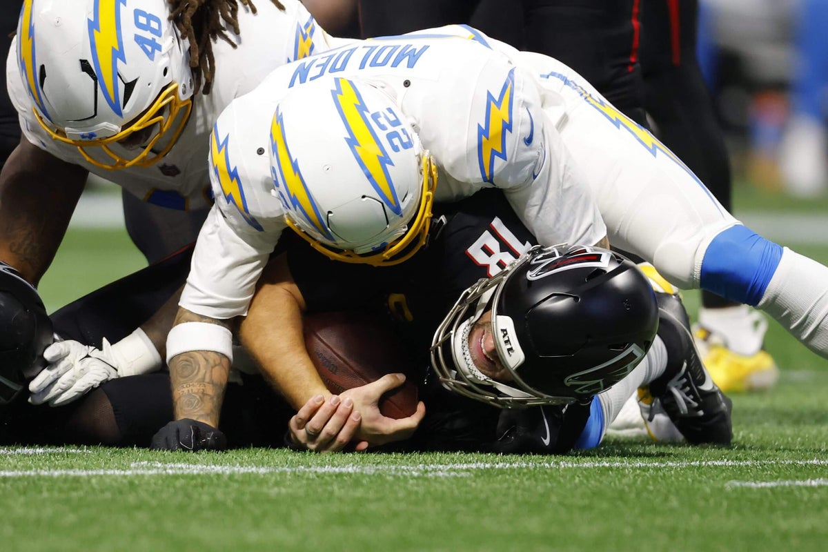 Chargers capitalize on Cousins' 4 INTs, Falcons face QB uncertainty