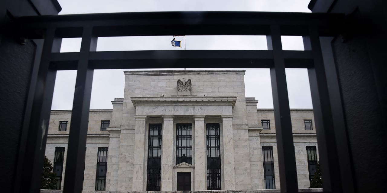"Strategist advises buying stocks before 2024 rate cuts for optimal returns"