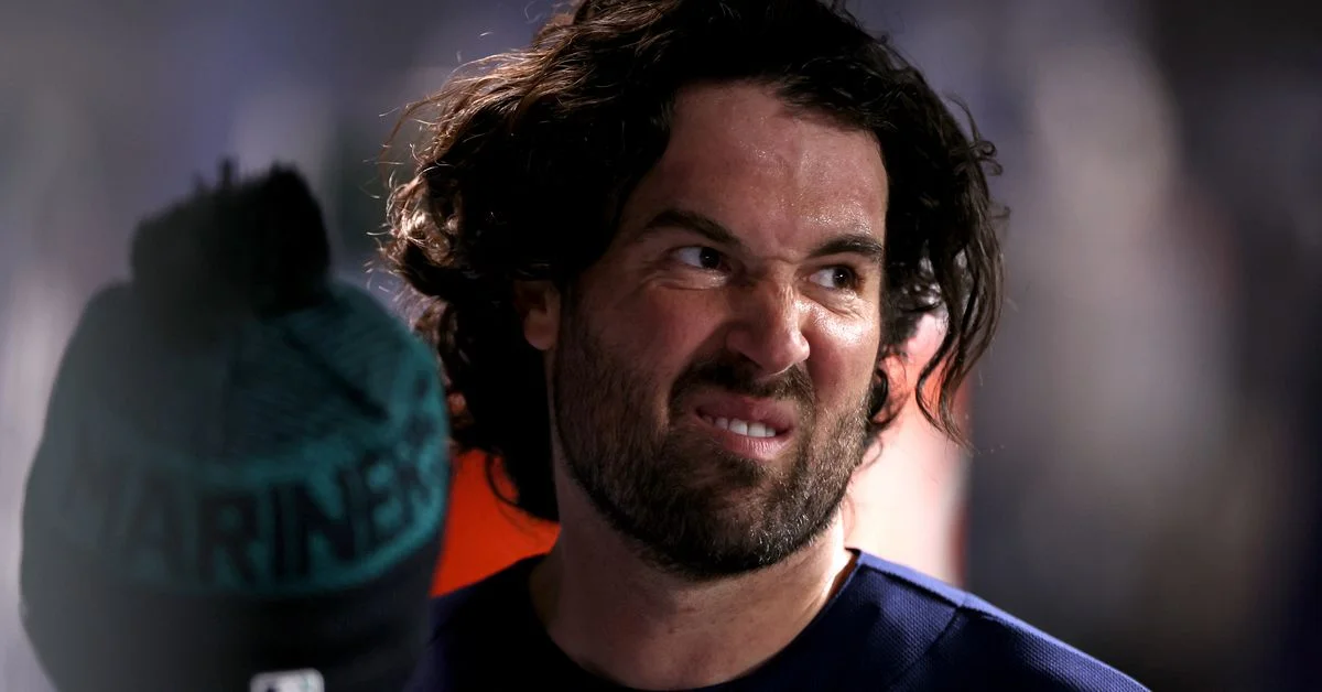 Guardians dominate Mariners with Steven Kwan's historic performance.