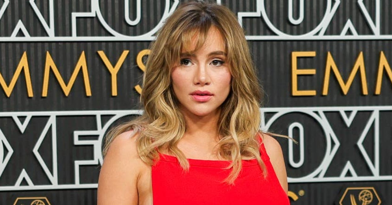 Featured image for "Suki Waterhouse's Stunning Maternity Style at the 2023 Emmys"