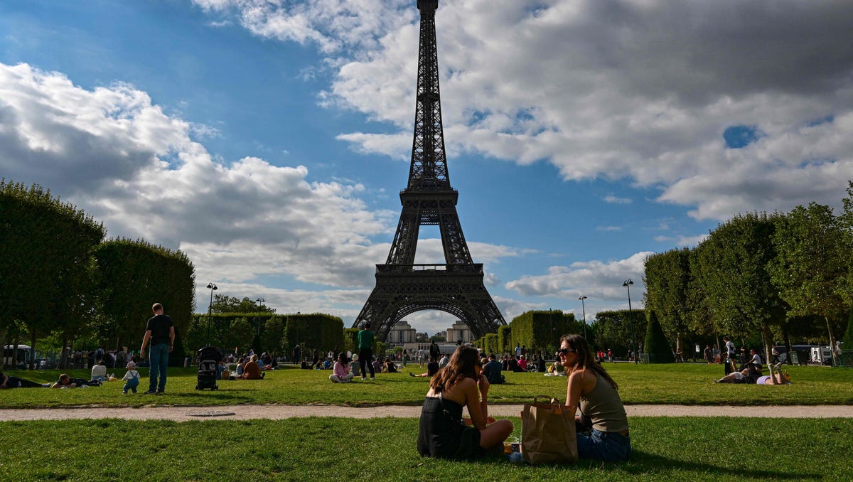 Featured image for Intoxicated American Tourists Spend Night on Eiffel Tower