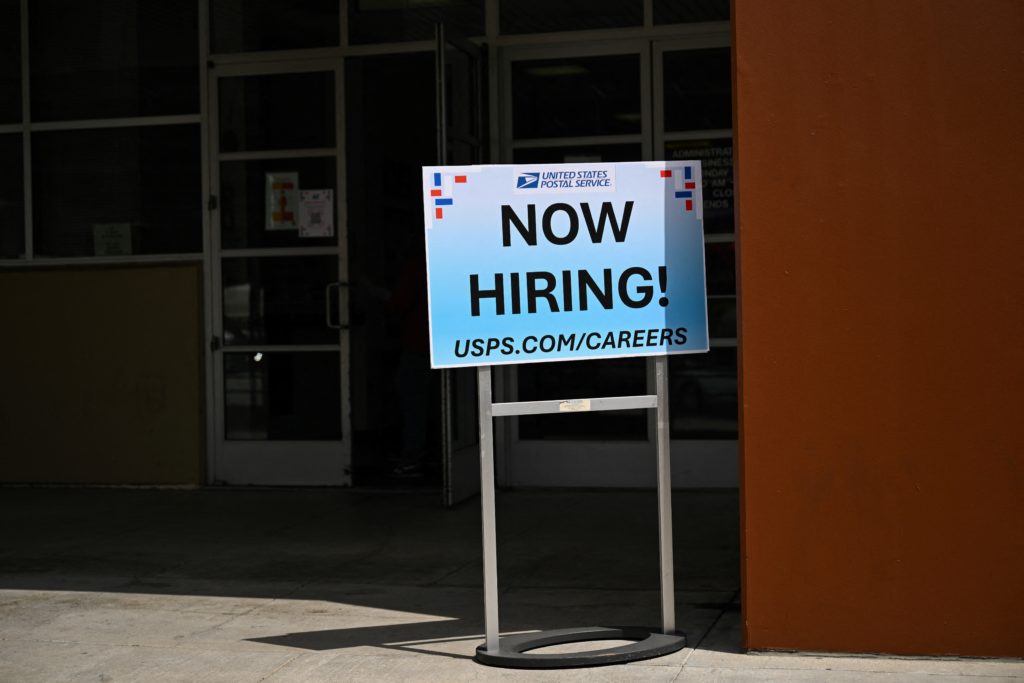 US Jobless Claims Remain Near Historic Lows Amid Economic Softening