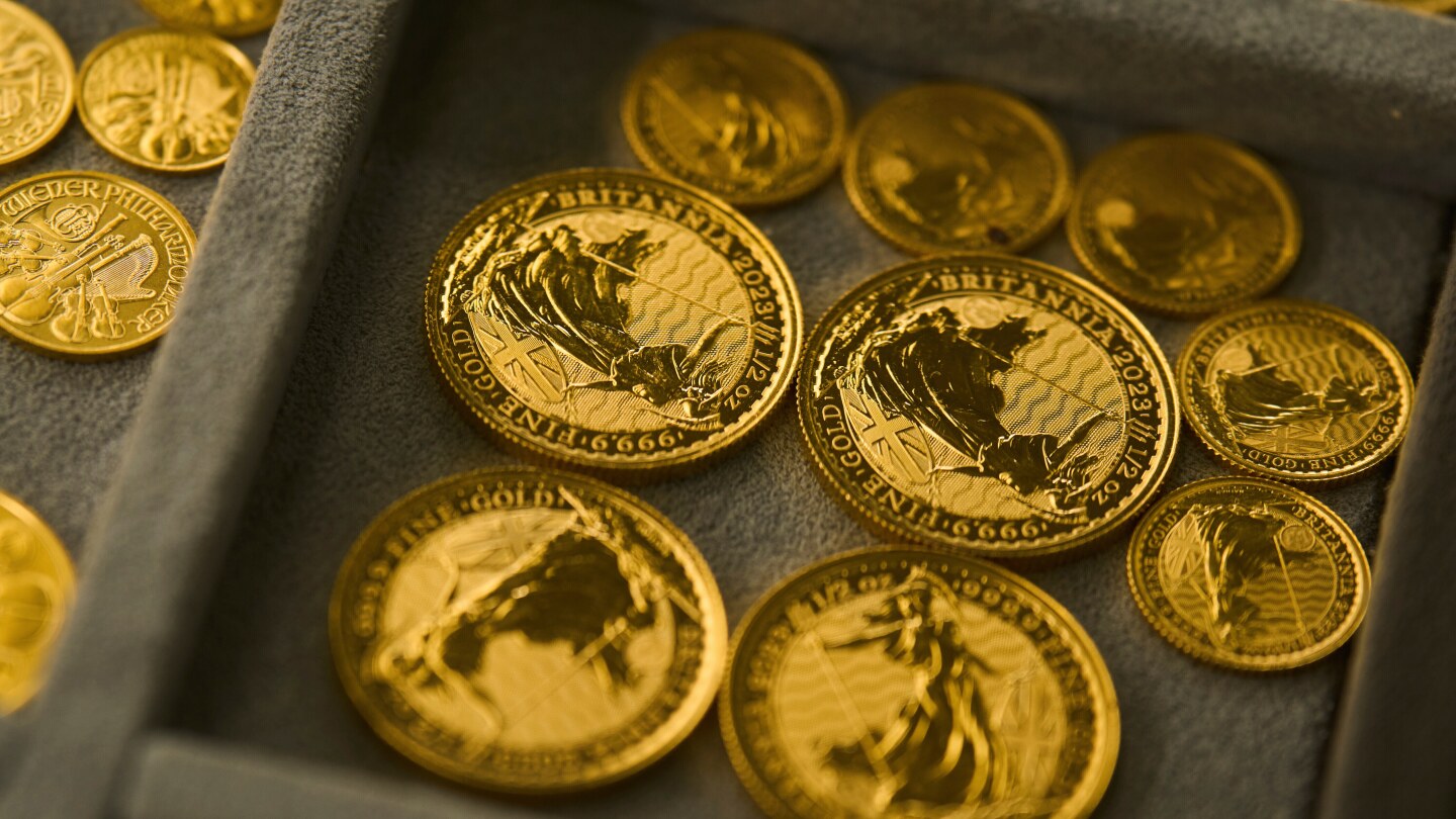 Featured image for Gold Prices Reach New Highs Amid US Shutdown and Rate-Cut Bets