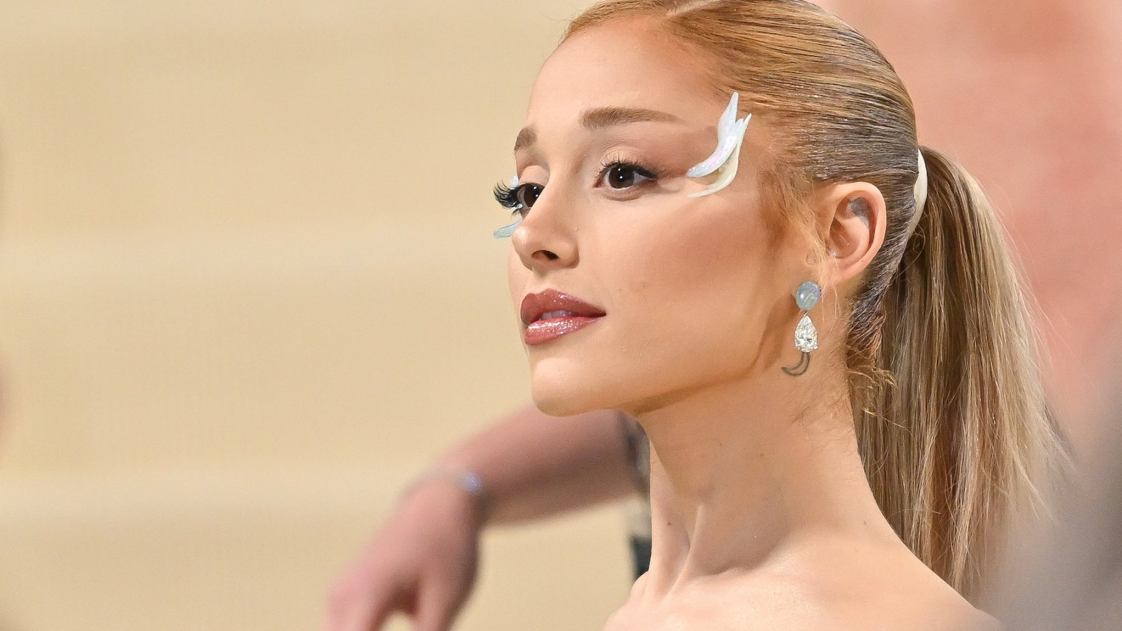 Featured image for Ariana Grande Teases 'The Boy is Mine' Music Video Preview