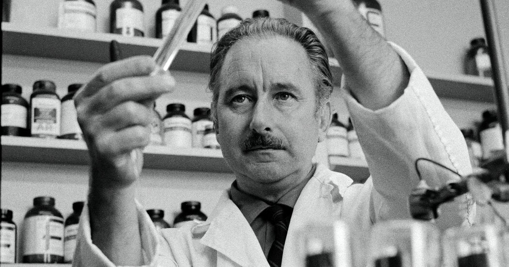 Featured image for Discoverer of Smallest Infectious Agent Dies at 102.