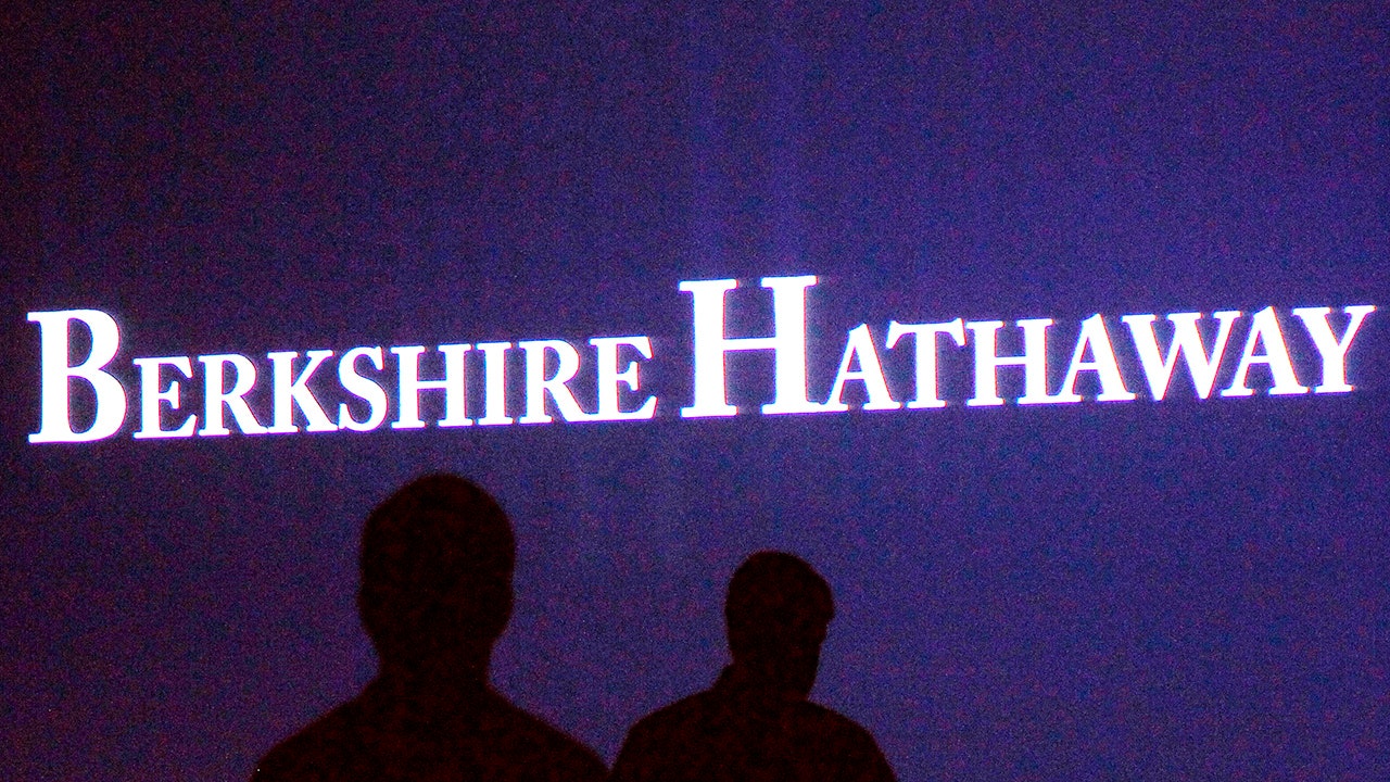 Warren Buffett's Berkshire Hathaway: Record Cash Pile and Surging Operating Earnings