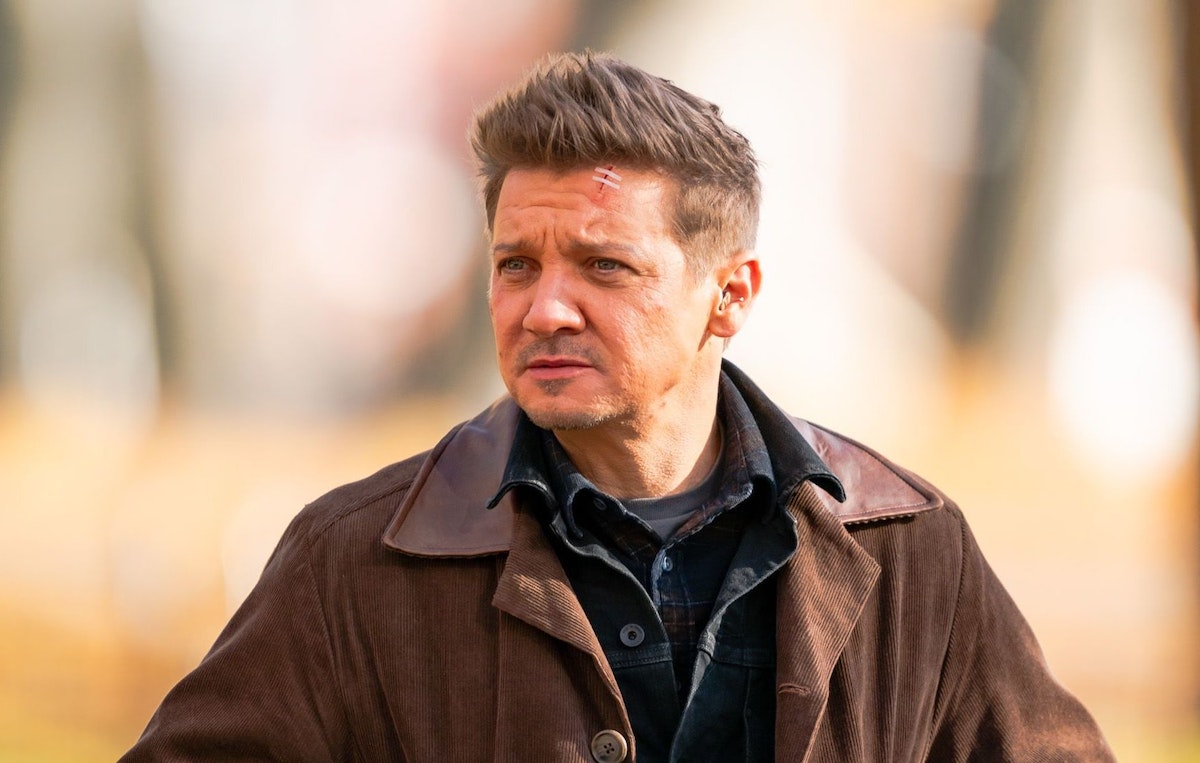 Featured image for "Jeremy Renner Overcomes Near-Fatal Accident to Return to Set for 'Mayor of Kingstown' Season 3"