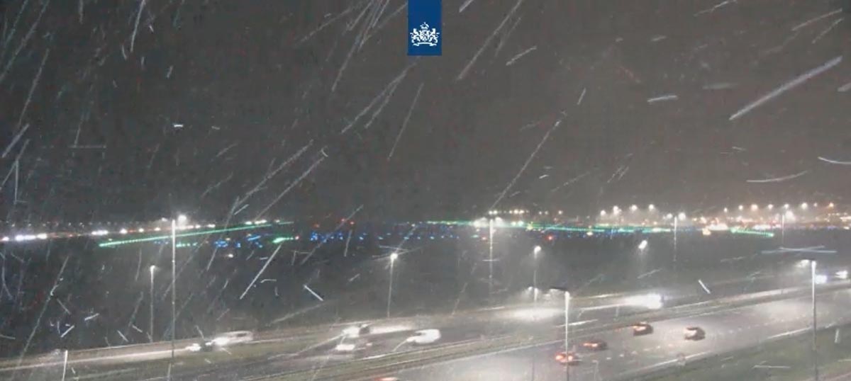 Flight Disruptions at Amsterdam Airport Schiphol Due to Heavy Snowfall