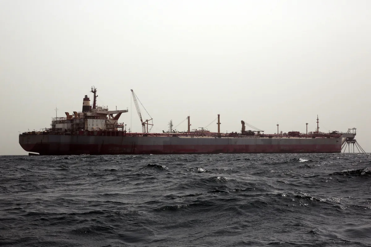 Massive Oil Removal Operation Underway as Deteriorating Tanker Threatens Yemen's Coast