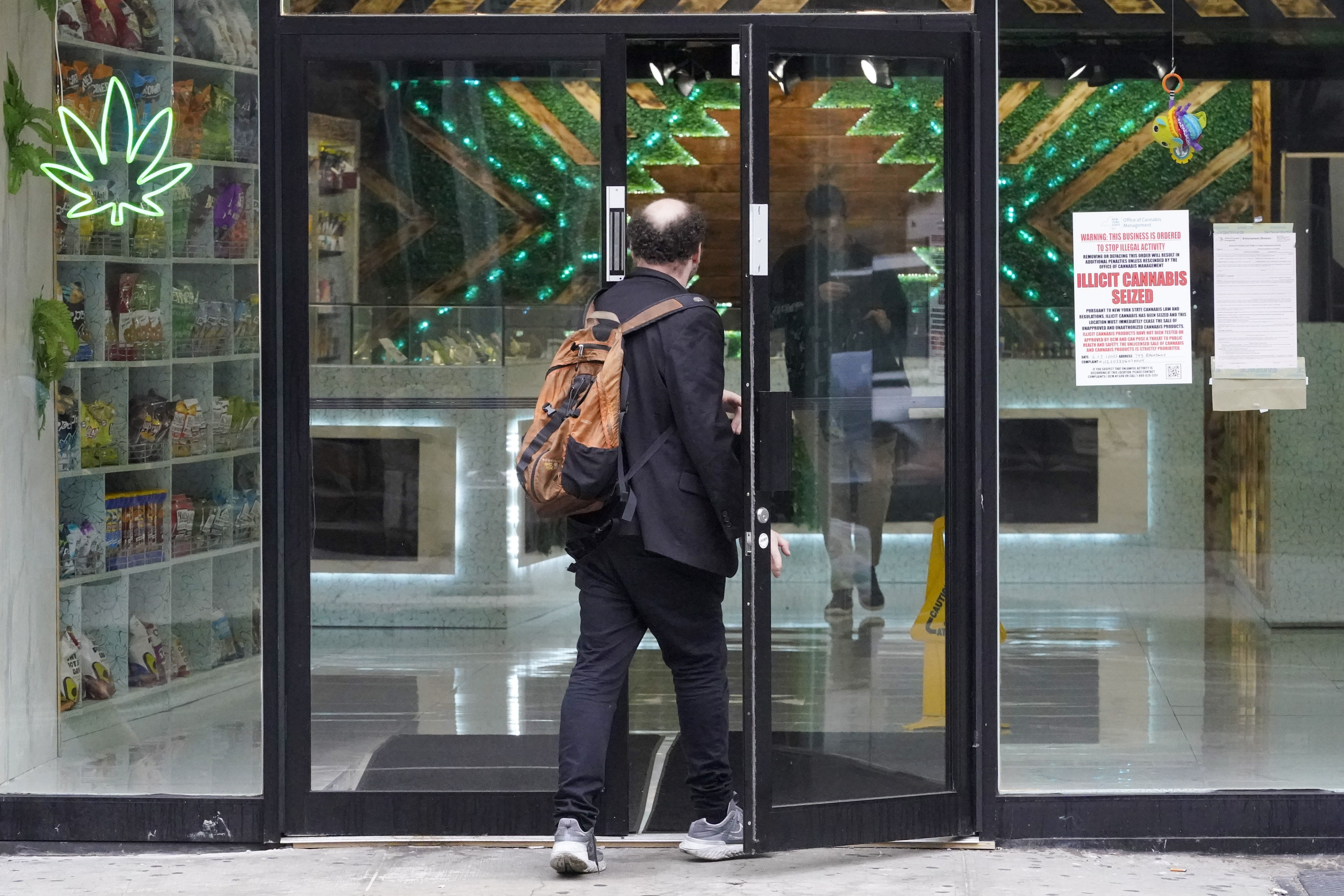 Featured image for New York Cannabis Licensing Chaos: Lawsuit Claims Bias and Governor Calls Rollout a 'Disaster'