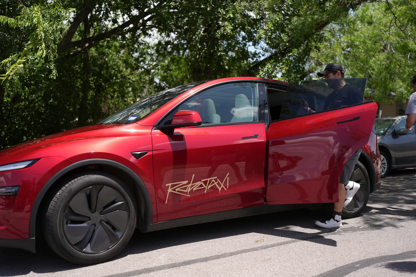 Featured image for Tesla Debuts Robotaxi Service in Austin Amid New Texas Self-Driving Car Permits