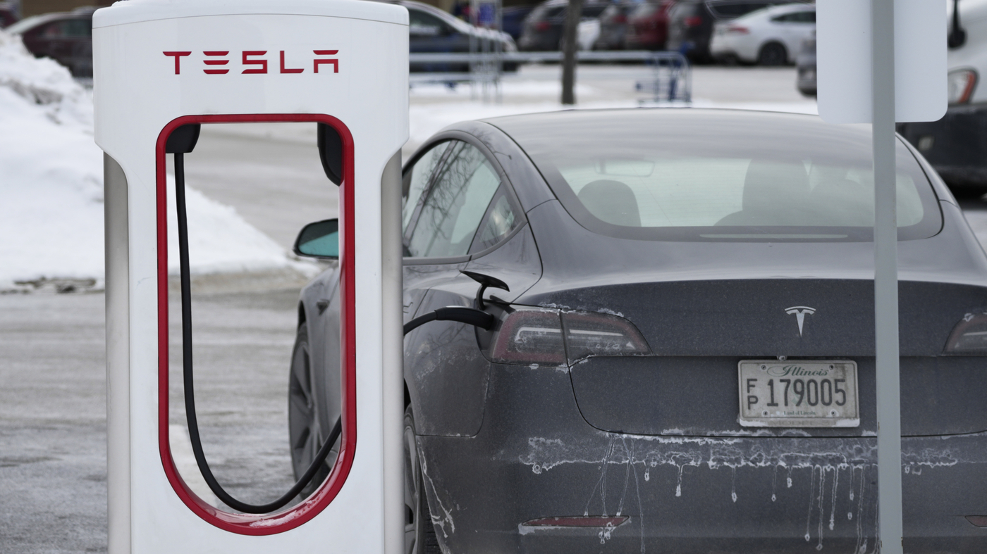 "Tesla Charging Woes: Frigid Chicago Exposes Electric Vehicle Challenges"