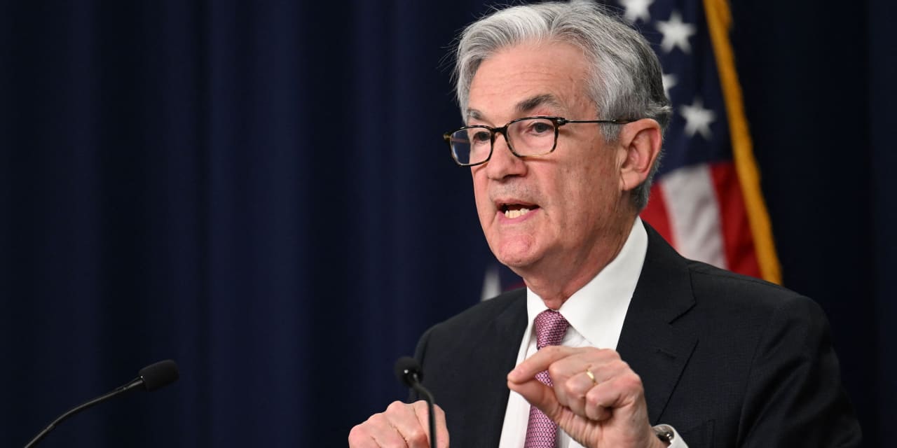 Experts Debate: Will Interest Rate Cuts Continue in 2024?