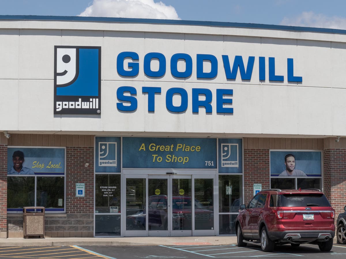 Featured image for Thrift Store Vase Purchased for $3.99 Sells for Over $100,000