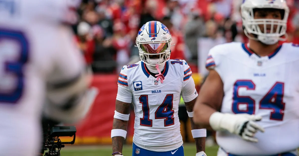 "NFL Stars Stefon Diggs, Dalton Kincaid, and James Cook Hold Meeting After Bills' Practice"