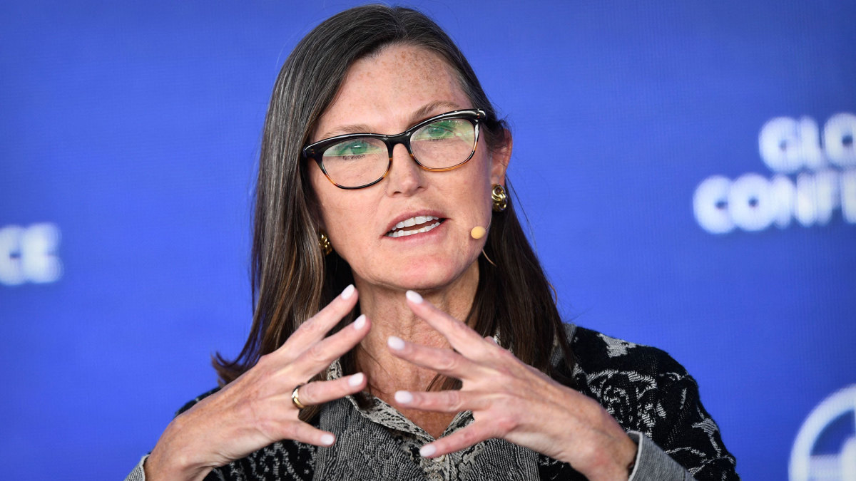 Cathie Wood's Strategic Shifts: Tech Buys and Sells