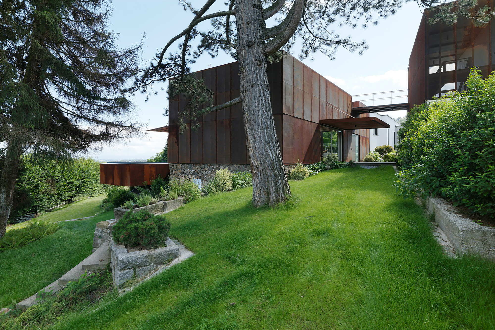 "INNOCAD Architecture's Deconstructed House: A Bold Design Statement"