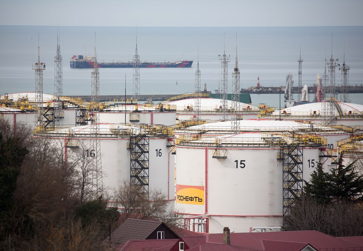 Featured image for US Sanctions Hit Russia's Oil Exports, Impacting Global Markets