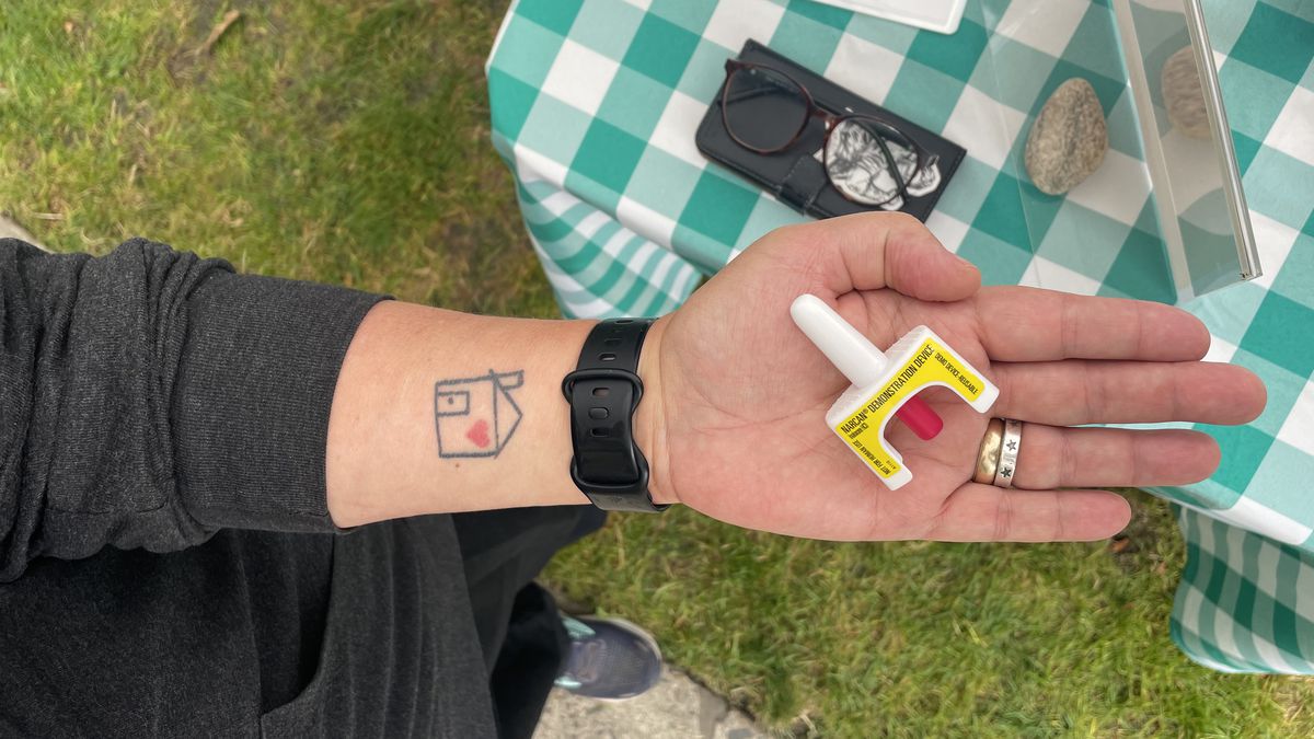 Featured image for "Nurses in Oregon advocate for Naloxone to prevent opioid-related deaths"