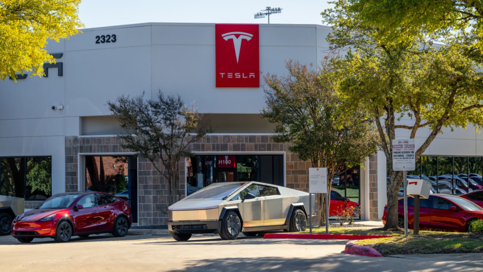 Tesla and Nvidia Lead Stock Market Movers Amid Mixed Dow Futures