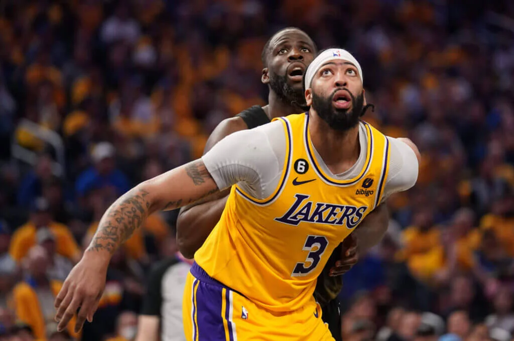 Lakers' size advantage over Warriors leads to Game 1 victory.