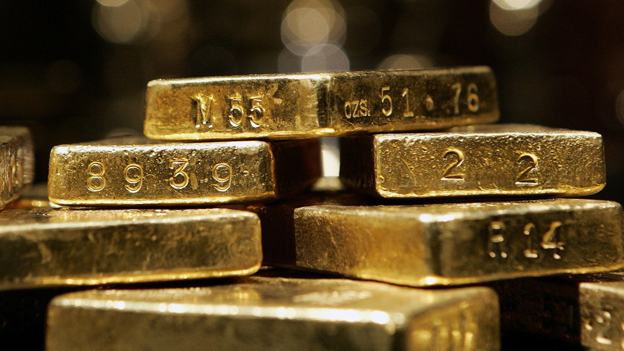 Gold Surges to Near Record Highs on Weak Economic Data.