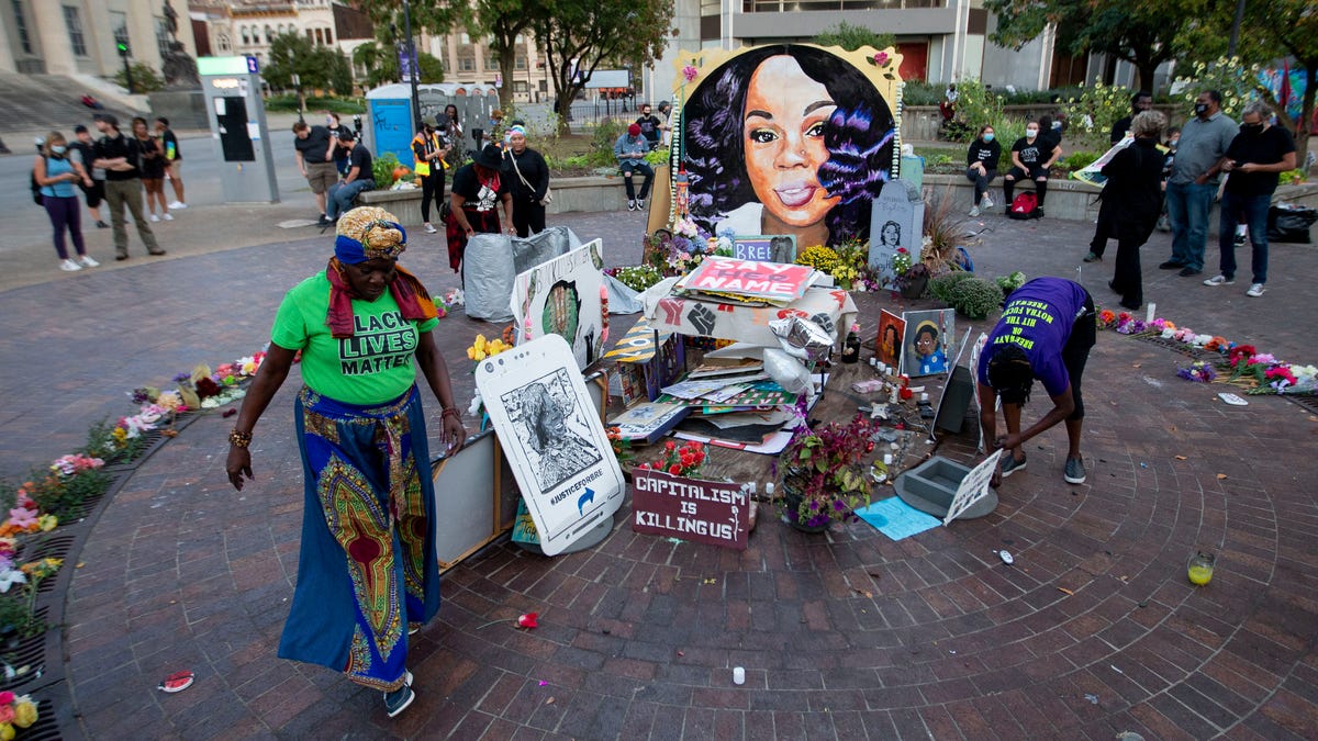 Featured image for Retrial Ordered for Ex-Louisville Officer in Breonna Taylor Case