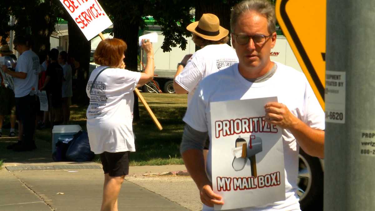 Featured image for "Des Moines Unites as USPS Workers Rally for Change"