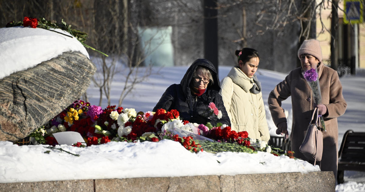 "Navalny's Body Handed Over to Mother Amid Biden's Criticism"