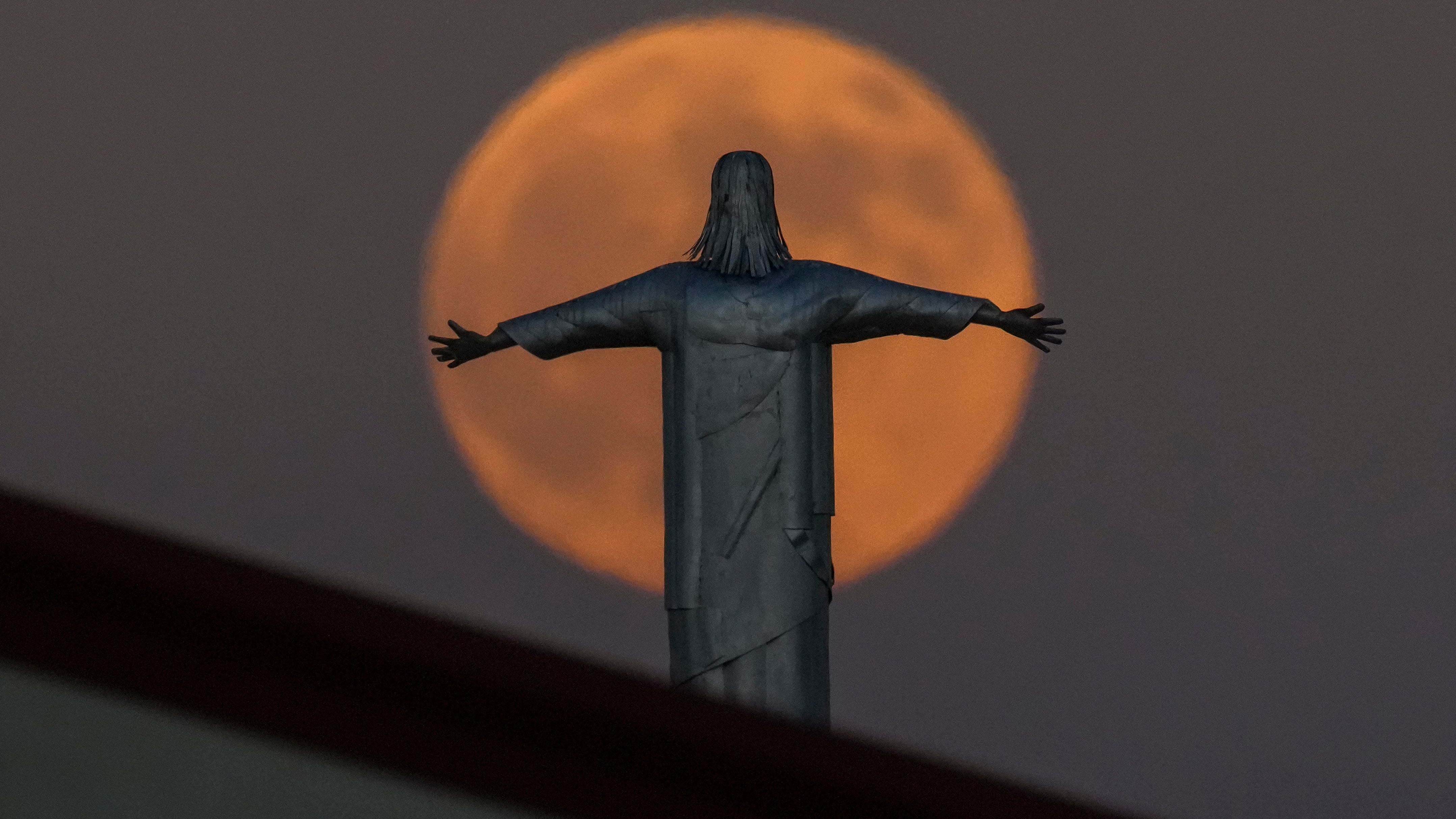 Featured image for October 2025 Harvest Supermoon: A Spectacular Celestial Event