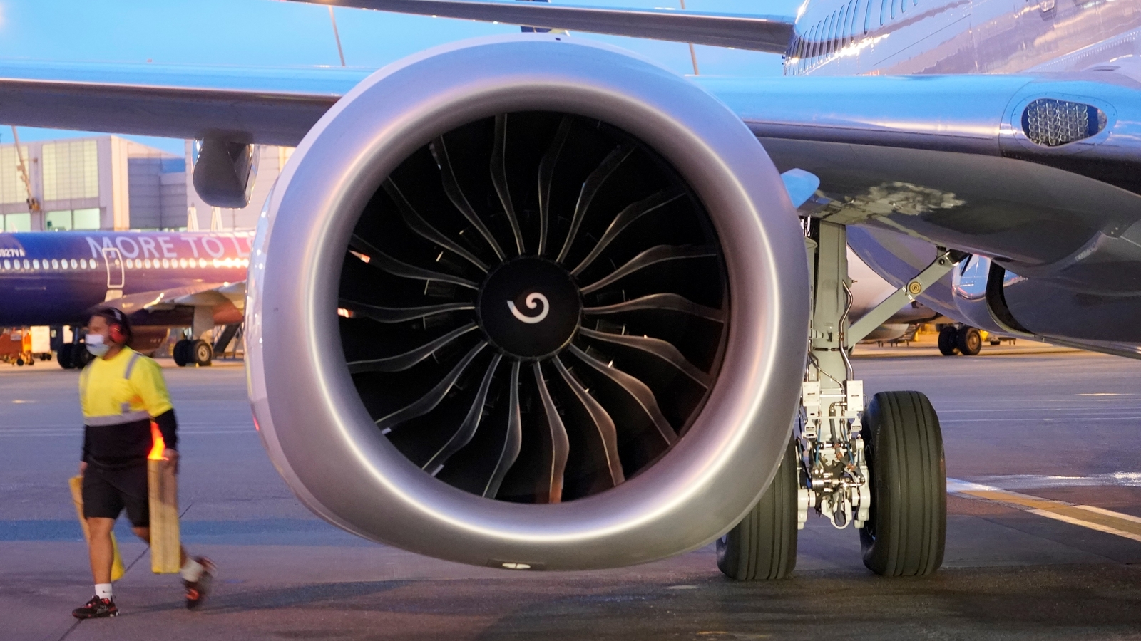 Featured image for Tragic Death as Person Falls into Plane Engine at Amsterdam Airport