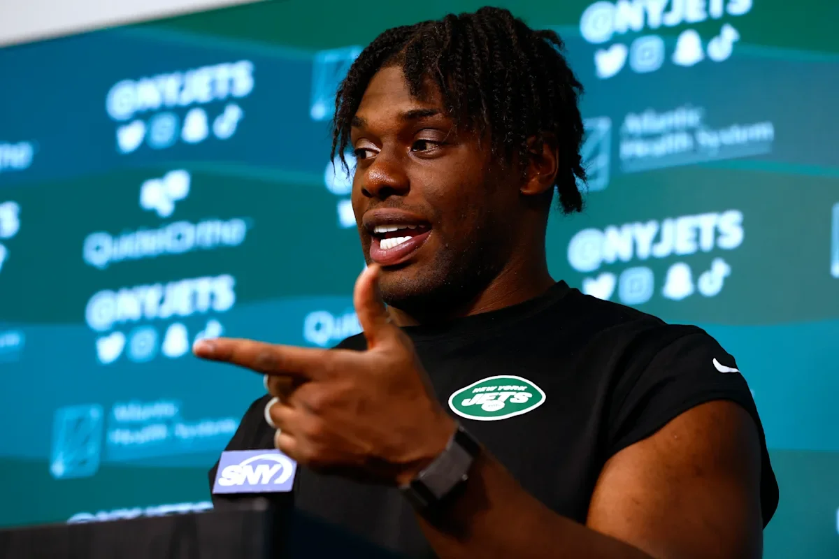 Jets' Carl Lawson takes pay cut for unique connection with Aaron Rodgers.