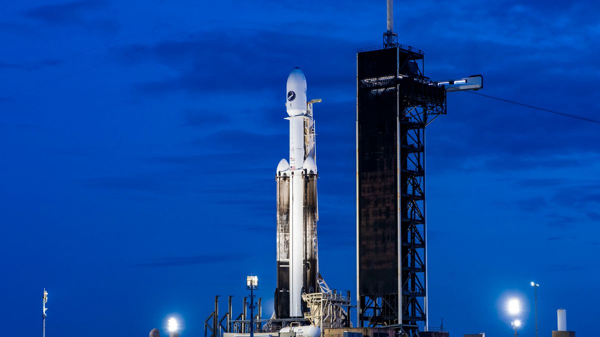 Featured image for SpaceX Falcon Heavy Launch of X-37B Space Plane Delayed Due to Weather