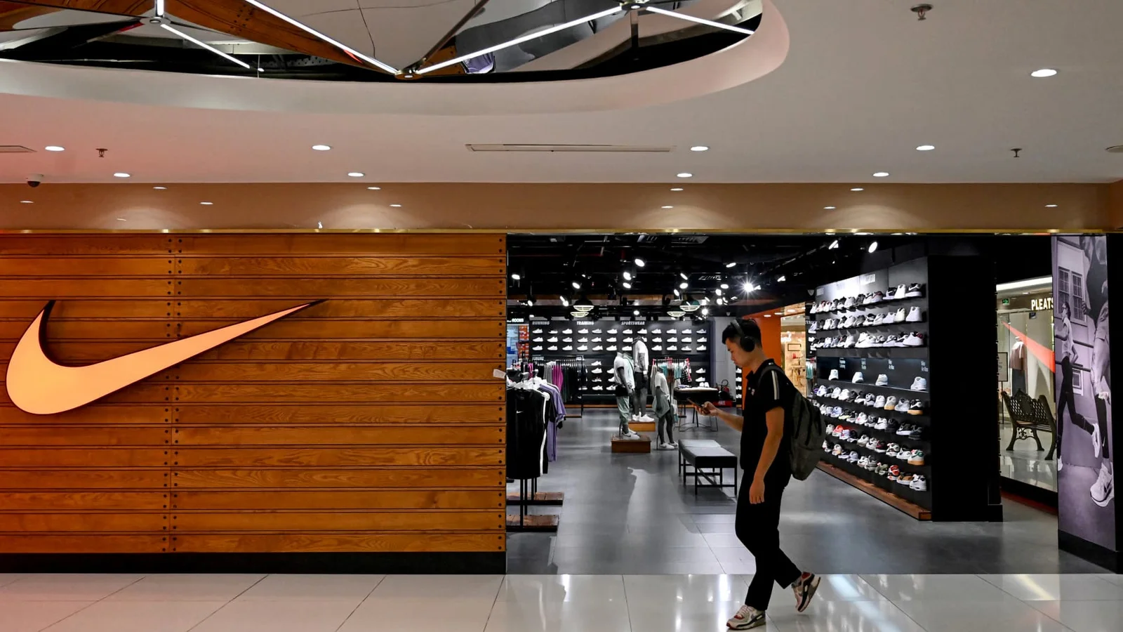 Featured image for Nike to lay off 1% of corporate staff to refocus business