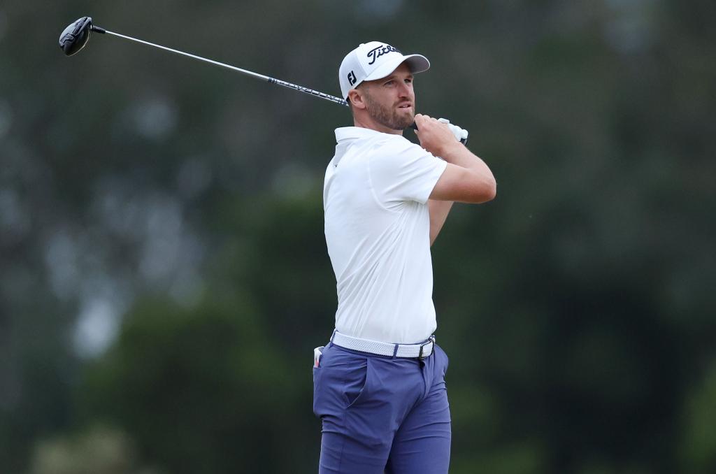 Wyndham Clark criticizes US Open start times and shares lead with Fowler.