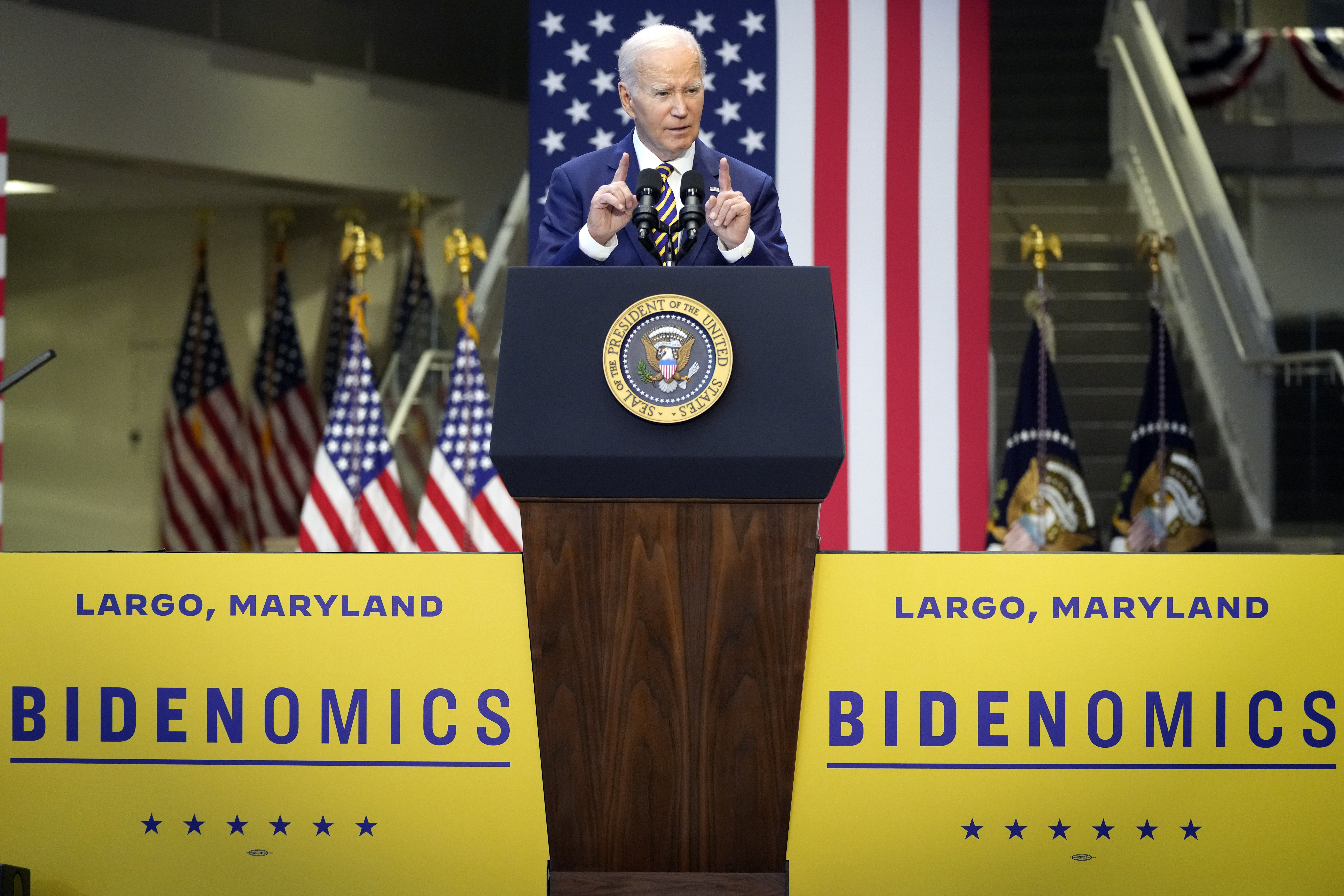 "Bidenomics: A Controversial Economic Model Tested by Public Opinion"
