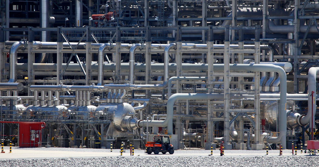 Featured image for "16 States Challenge Biden Administration's LNG Export Permit Pause"