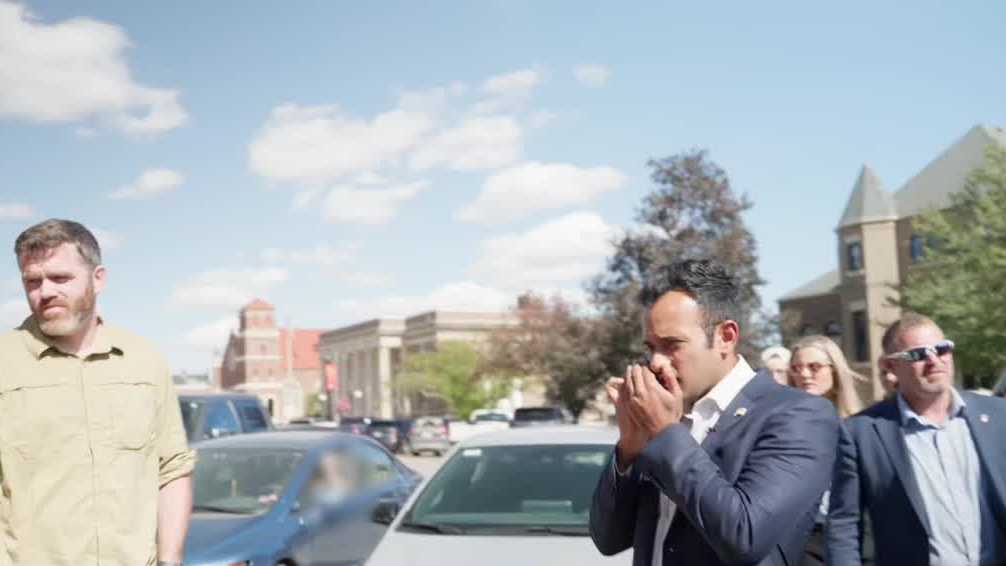 Vivek Ramaswamy's Campaign Vehicle Targeted by Protesters in Iowa