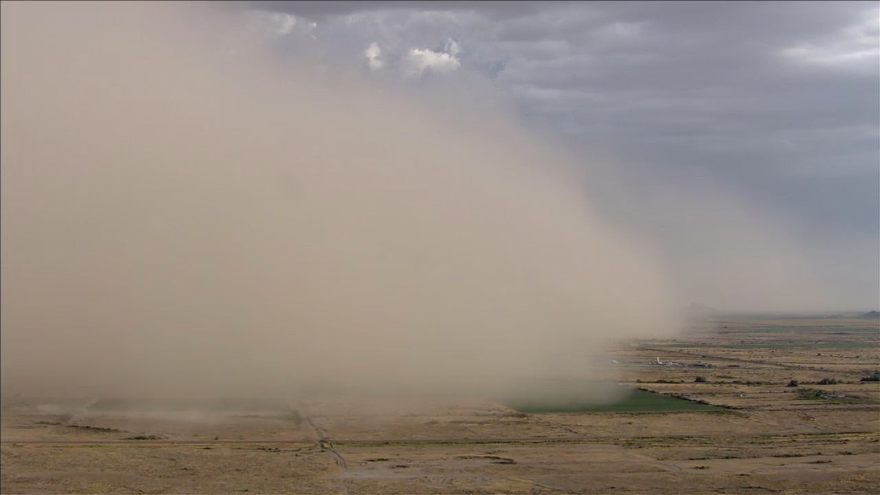 Featured image for "Dust Storms Sweep Across Arizona's East Valley and Counties: Monsoon Watch"