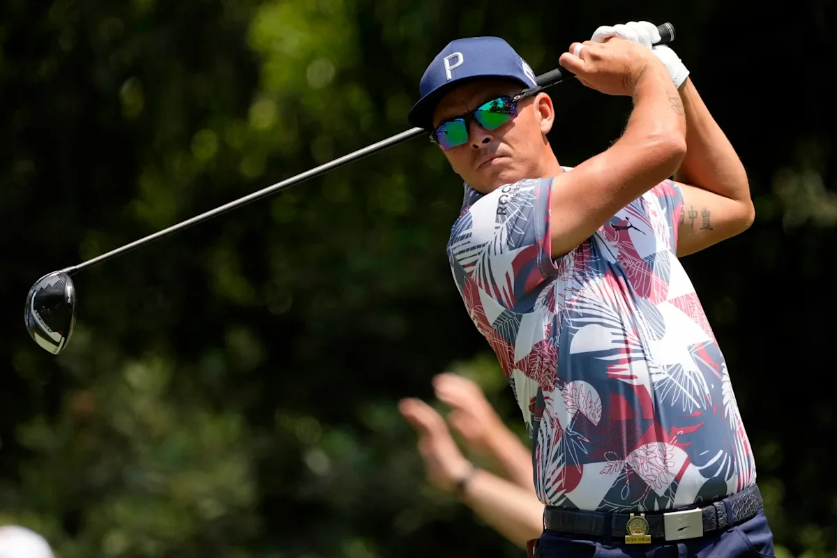 Rickie Fowler maintains lead at U.S. Open midway point.