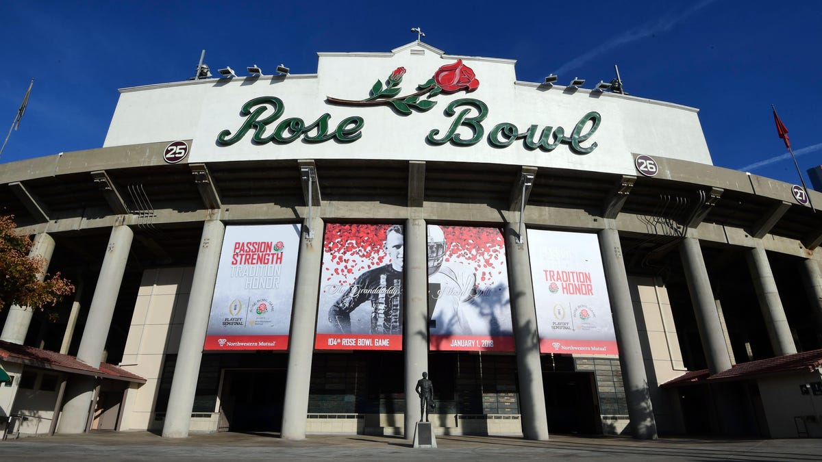 Featured image for "Live Score and Highlights: Michigan vs. Alabama Clash in Rose Bowl CFP Semifinal"