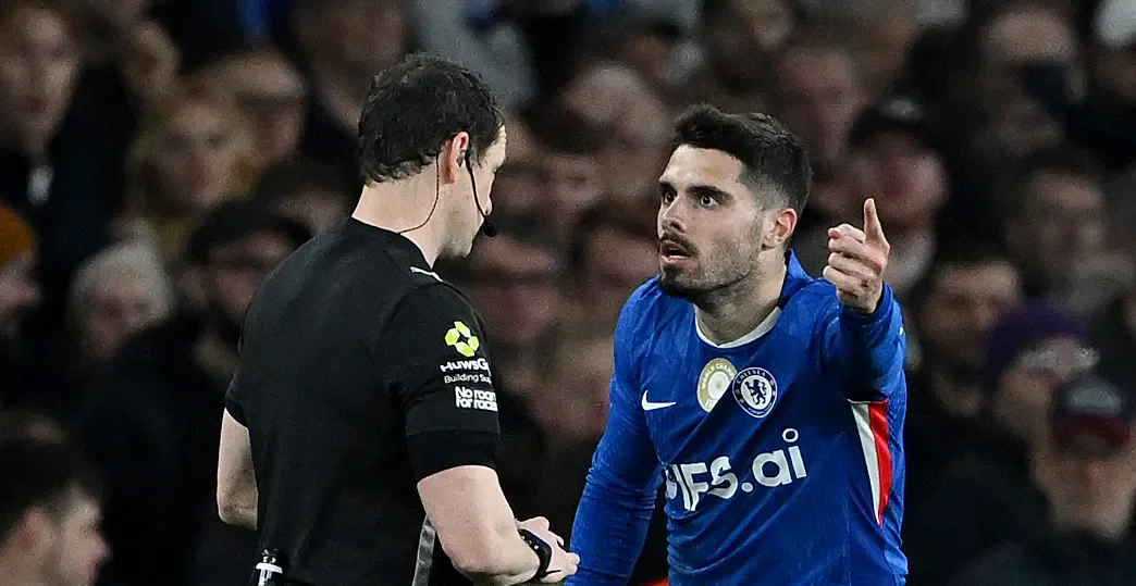 Arsenal edge Chelsea 2-1 as late offside denies Chelsea comeback