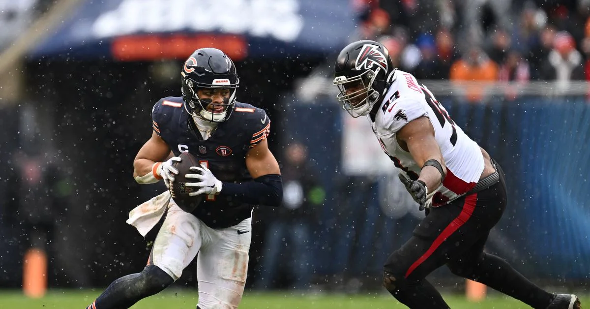 "Bears Dominate Falcons 37-17 in Snowy Showdown, Boosting Playoff Chances"