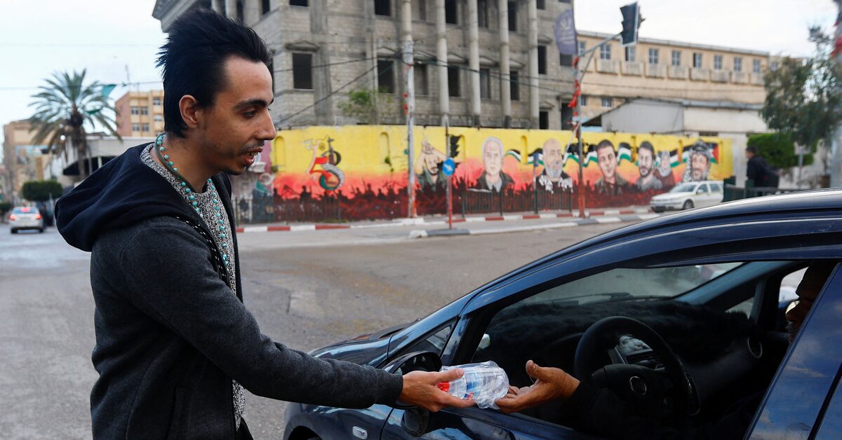 Christian man's act of kindness during Ramadan rush hour in Gaza.