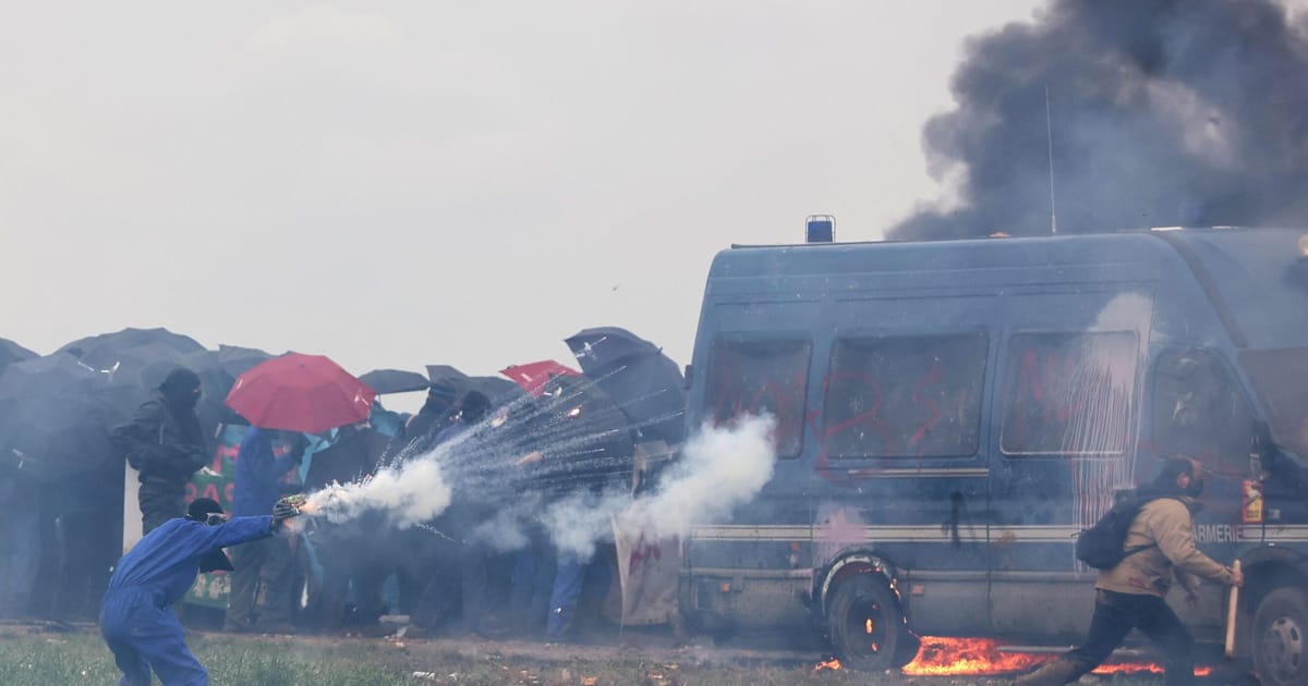 Featured image for Violent clashes erupt in France over water reservoir plans