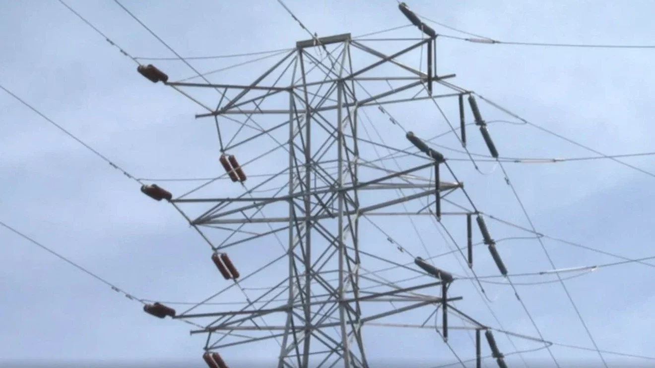 Winter ice leaves hundreds of thousands in the dark across Tennessee and Kentucky