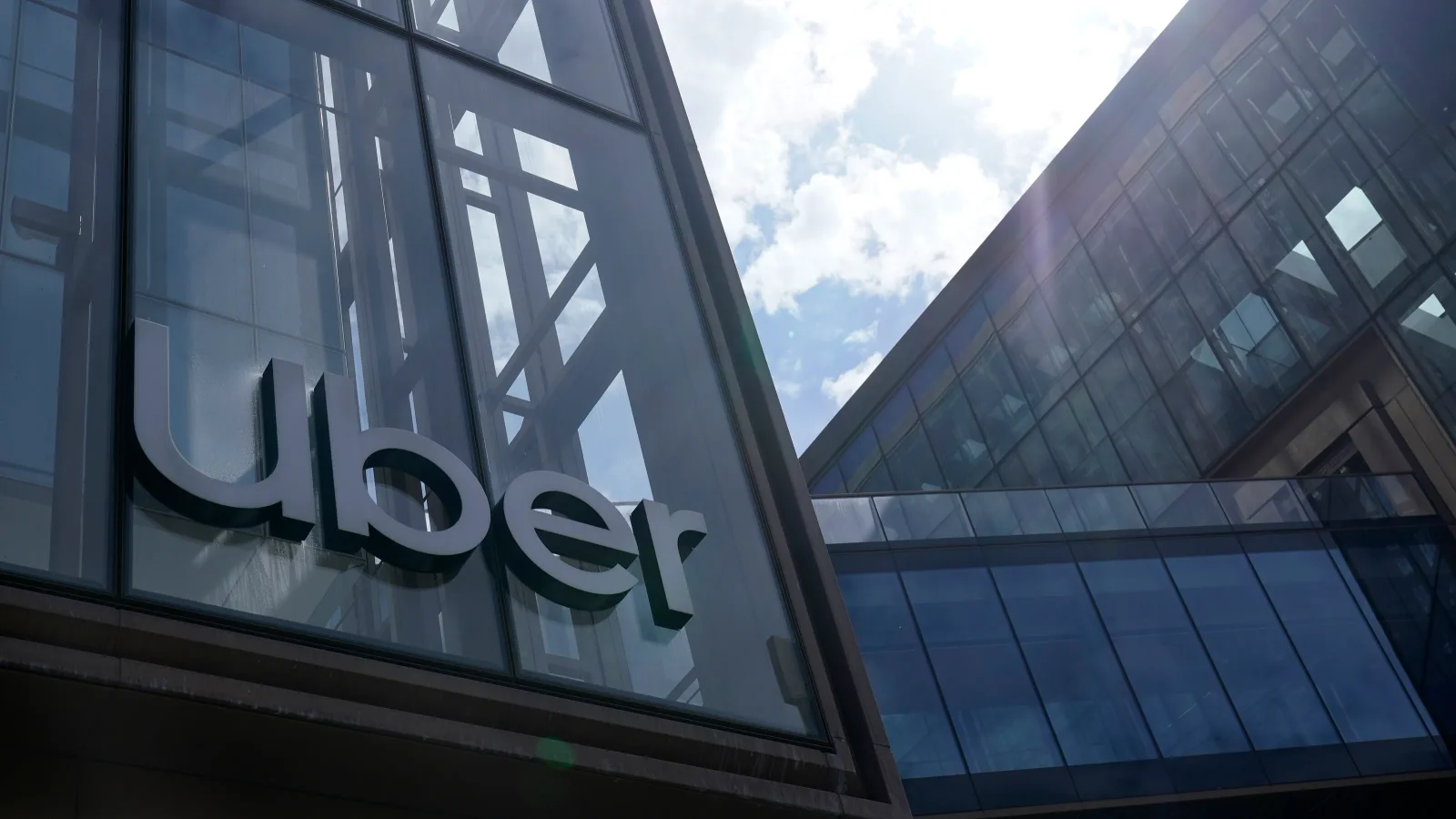 Featured image for States Sue Uber Over Deceptive Practices Amid Stock Decline