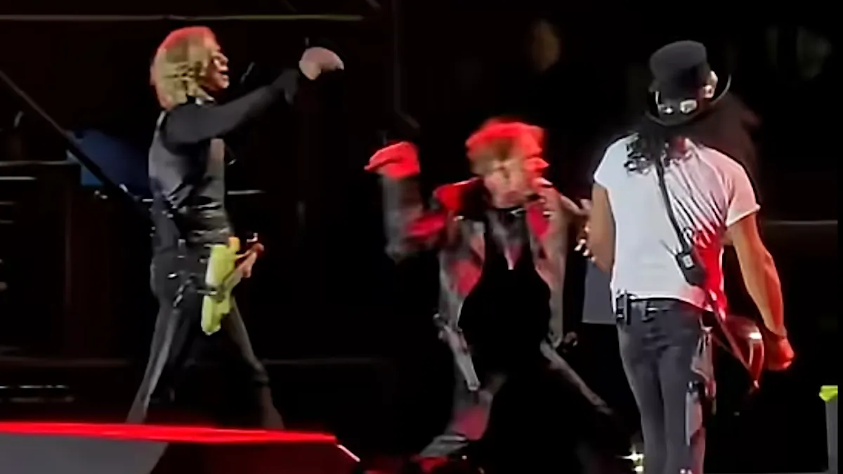 Featured image for Axl Rose Loses Temper and Throws Mic During Argentina Concert