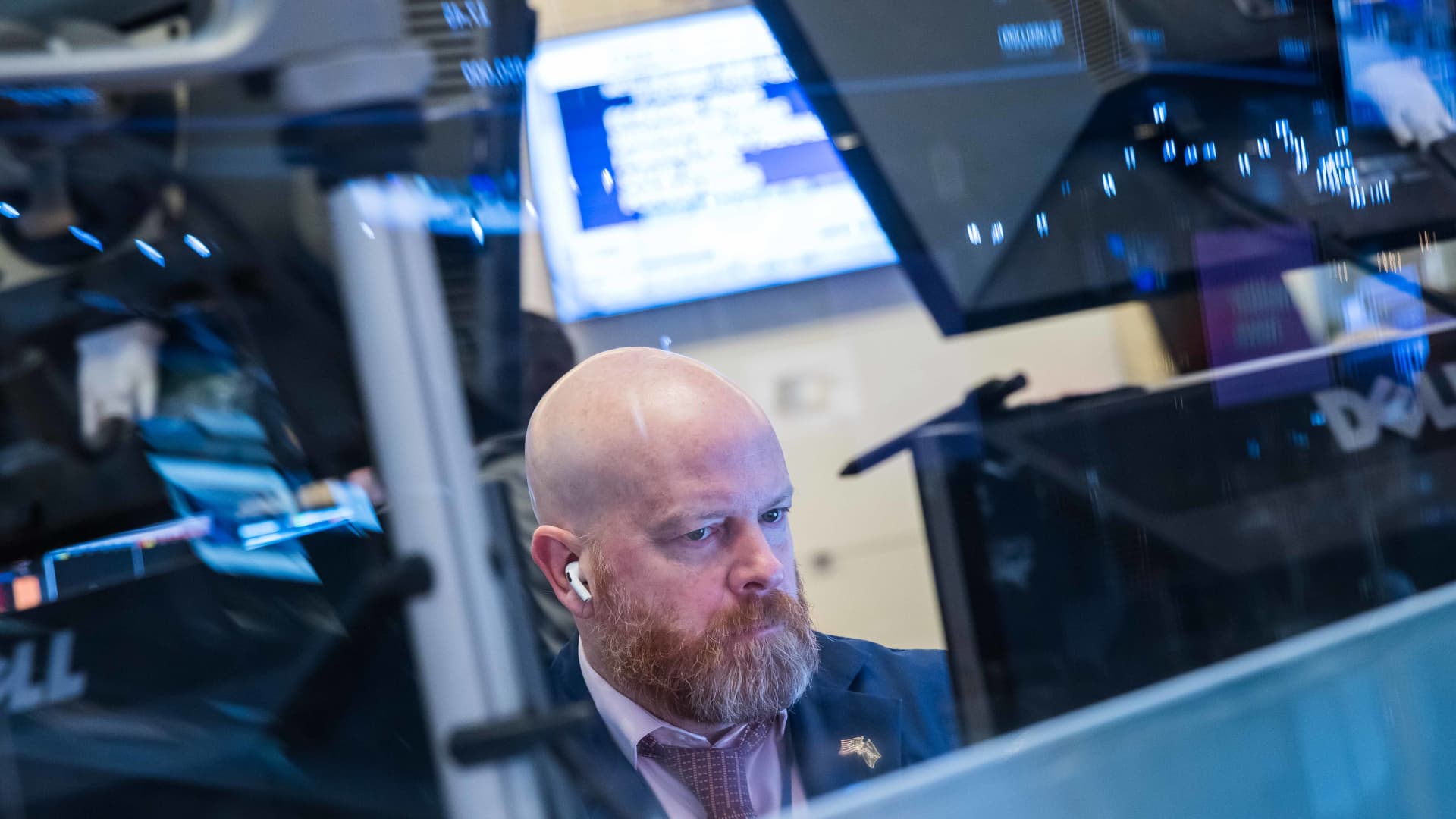 "Wall Street Edges Up as Bulls and Bears Clash Over Jobs Data; Key Stocks in Focus"