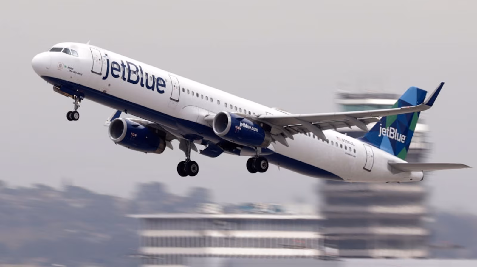 Featured image for JetBlue Flight Emergency in Florida Injures Passengers